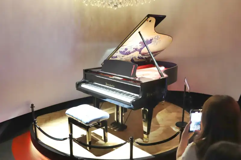 葛飾北斎の浮世絵がデザインされ、実際に曲を奏でる自動演奏ピアノ
