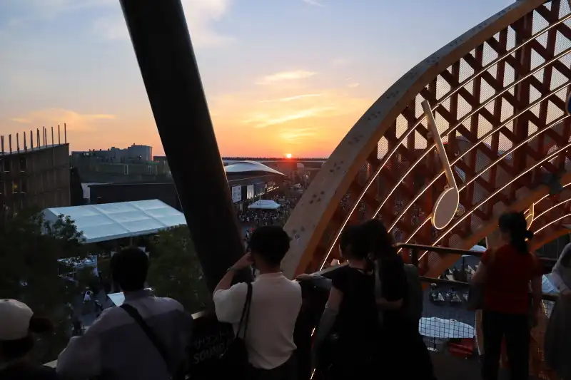 展望台から眺める万博会場の奥に沈む夕陽