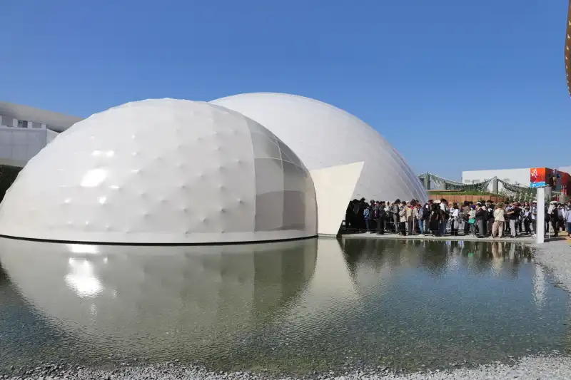 水に３つのドームが浮かぶように立つ、ブルーオーシャンドーム