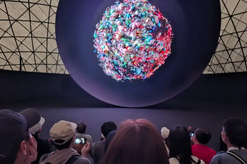 プラスチックの海洋汚染をテーマにした円形の映像シアター