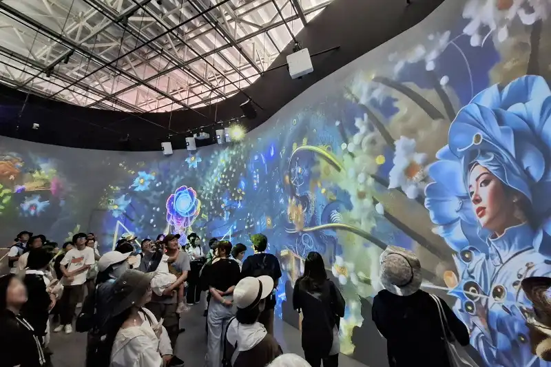未来に向けたメッセージ性の強い360度の映像シアター