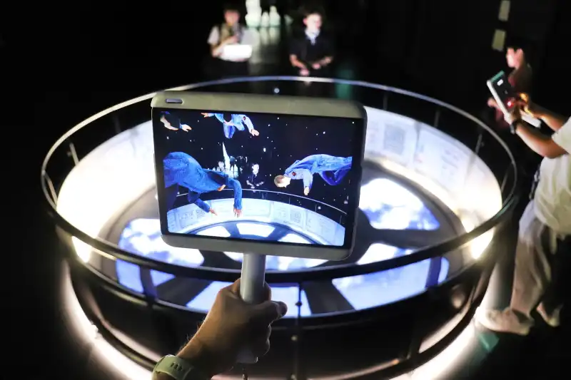 無重力の中を宇宙飛行士が漂い、美しい地球を眺める宇宙ステーション