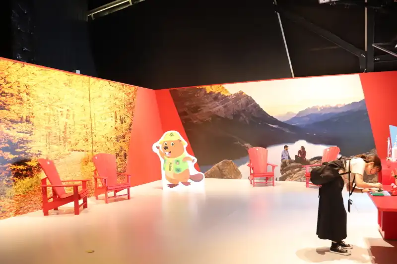 色鮮やかな紅葉や美しい景色の広がるフォトスポットブース