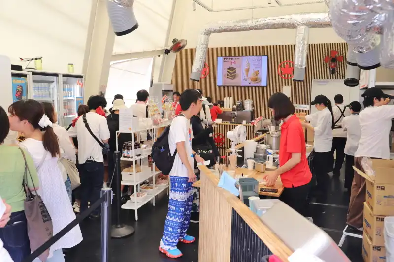 カナダ料理を手軽に味わうことのできるテイクアウトカウンター