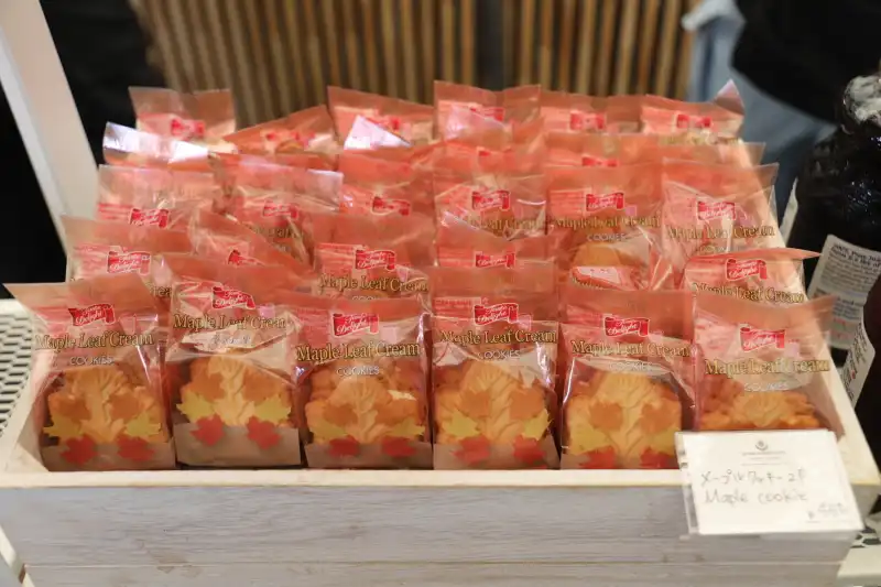 メイプルクッキーやピンバッジなどおみやげ品も店内で販売