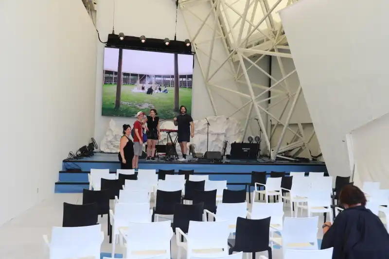 音楽ライブやイベントが行われる屋外ステージ