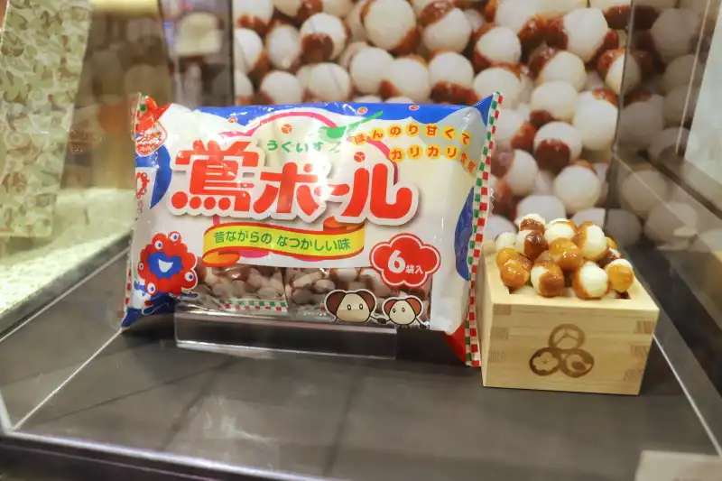 100年近い歴史のある「あられ うえがき うぐいすボール」