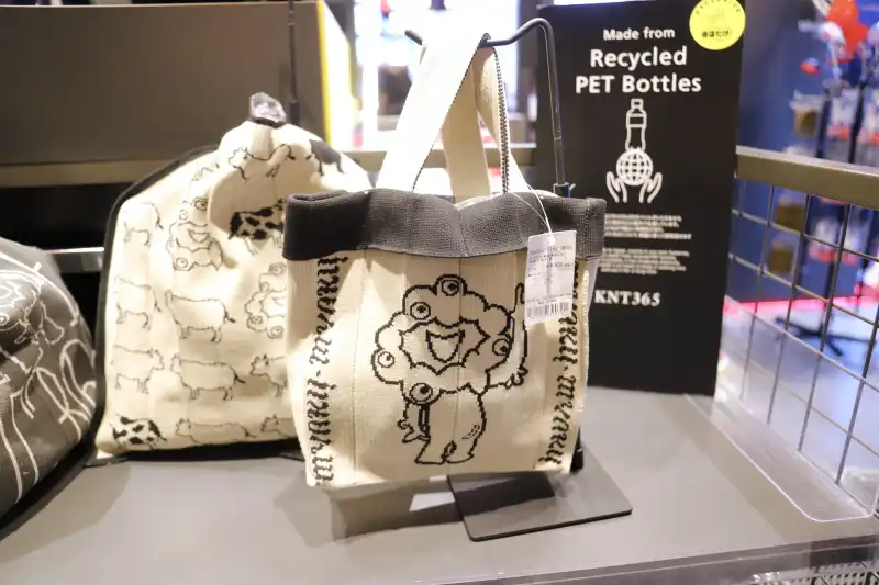 ペットボトルを糸としてリサイクルした、KNT365のバッグ
