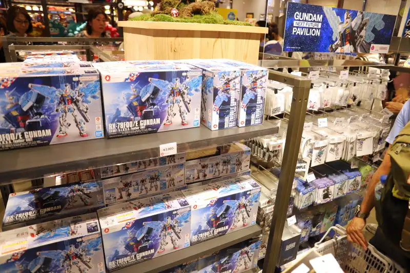 プラモデルやアクセサリーのあるガンダムパビリオンコーナー
