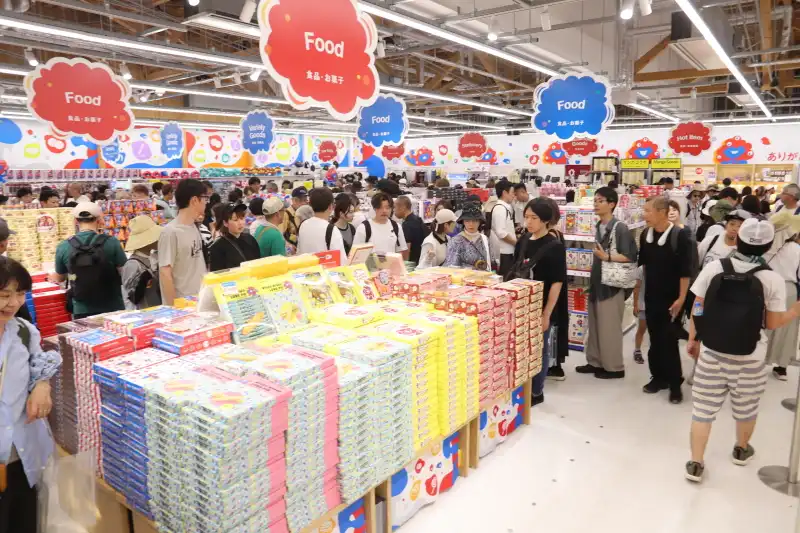 デザイン商品やコラボ商品など多数の商品を販売する店内