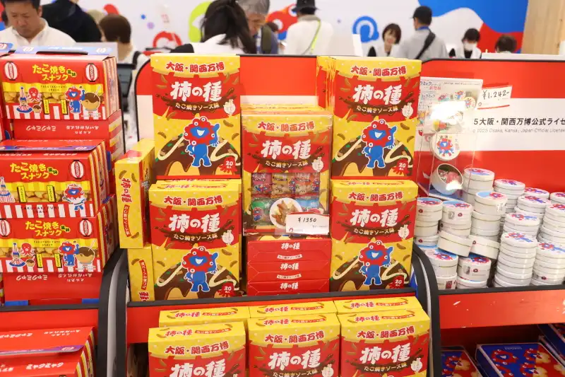 ピーナッツも入っている、柿の種「たこ焼きソース味」