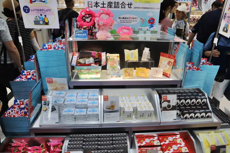 全国から取り寄せたお土産品の中から8種類を選ぶ土産詰合せコーナー