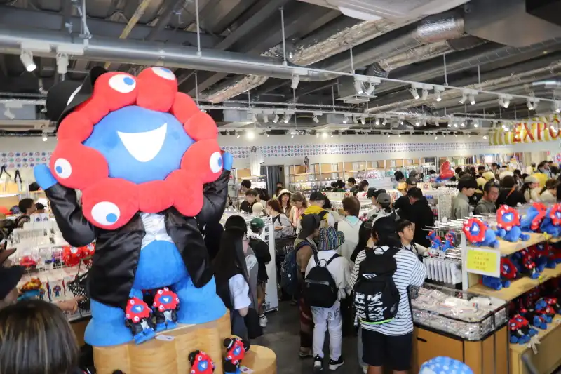 大きなミャクミャクが店内入口でお客様をお出迎え