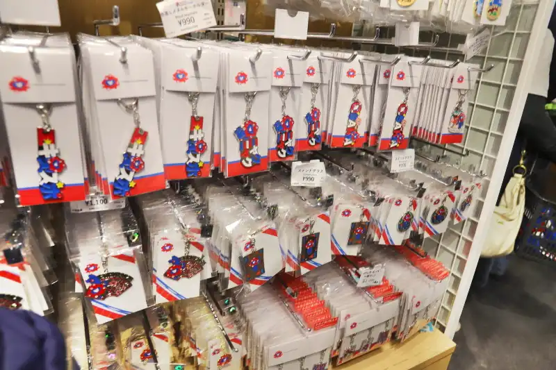 キーホルダーやアクセサリーなど、手軽に購入できる小物商品も充実