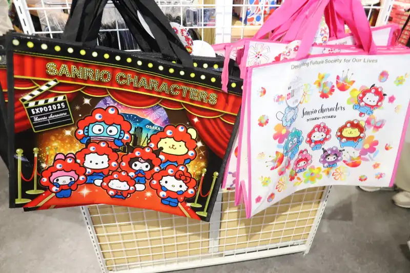 お土産を入れられるように販売しているサンリオとコラボしたバッグ