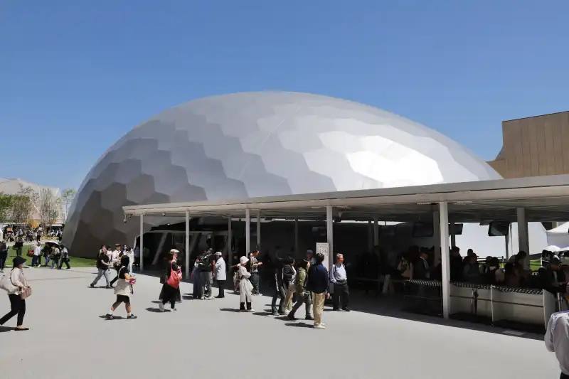 シルバーのタマゴ型ドームの電力館「可能性のタマゴたち」