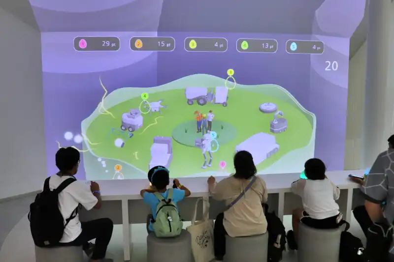 スティックを動かしゲーム感覚で楽しめる無線給電コーナー