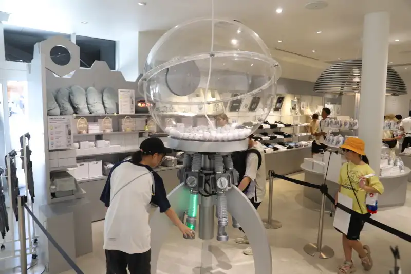 出たタマゴの色でグッズがもらえる巨大ガチャガチャ