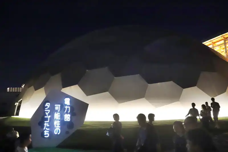 優しい光でライトアップされる夜の電力館