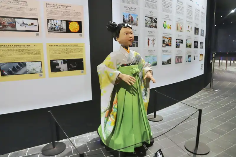 一緒に記念写真が撮れるアンドロイドアバター「ゆいちゃん」