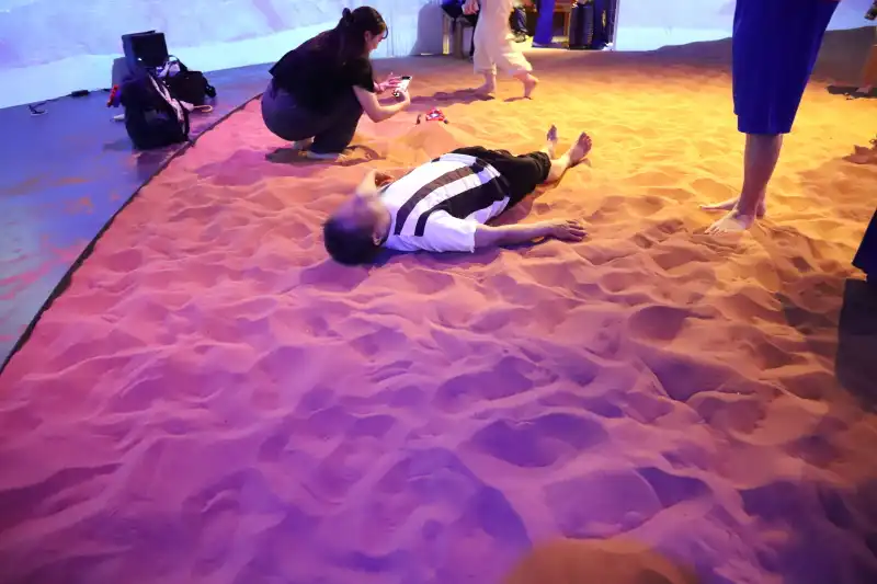 映像が終わると記念写真を撮ったり、寝転んで全身で沙漠体験