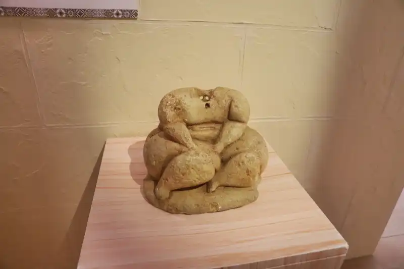 紀元前２５００年頃に作られた儀式で使われていたとされる女性の座像