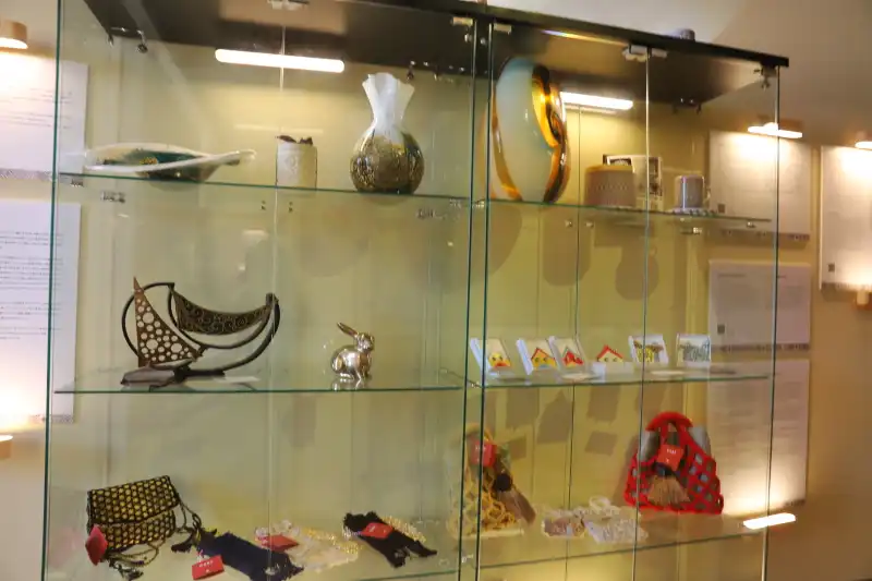 マルタの伝統工芸品などを展示する作品コーナー
