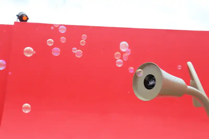 つねにシャボン玉が宙を舞い、割るとオマーンの香りが出てくる仕組み