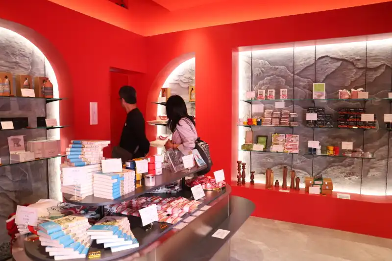 オーマンの工芸品やお土産品が並ぶオフィシャルショップ