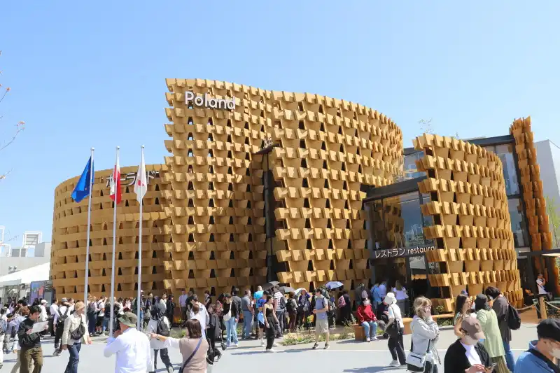 木材を基調としたユニークな建物のポーランドパビリオン