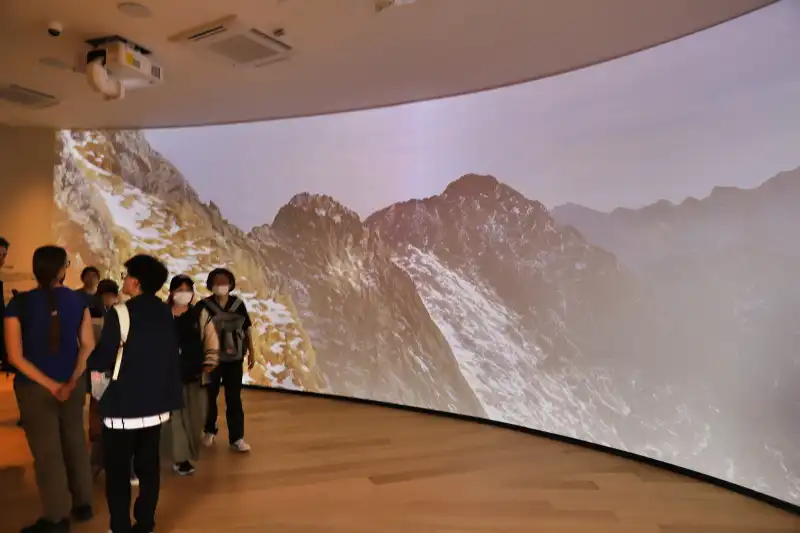 生成ＡＩがポーランドの自然を考え、映像化していた大画面スクリーン