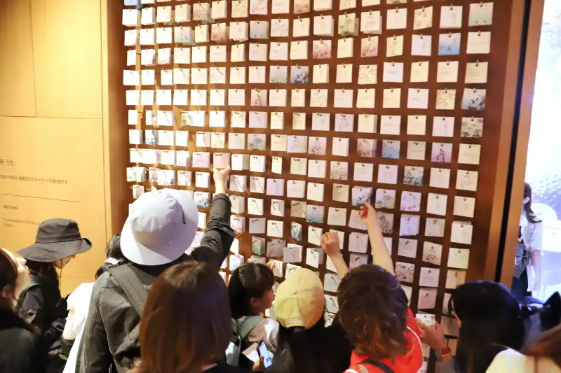 ポーランドの詩人が残したメッセージカードは来場者プレゼント（ひとり１枚）