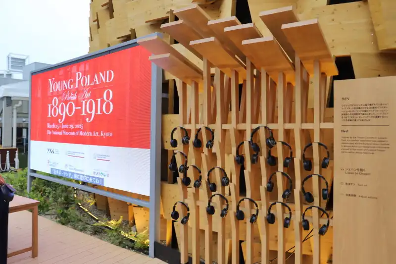 ショパンの音楽を気軽に聴くことができるヘッドホン完備の屋外スペース