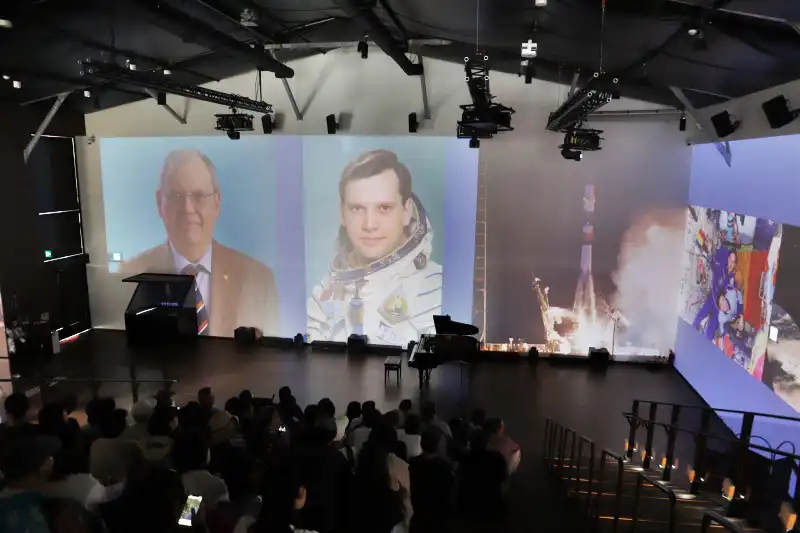 正面の壁には映像が映し出され、ルーマニアの歴史文化や人物を紹介