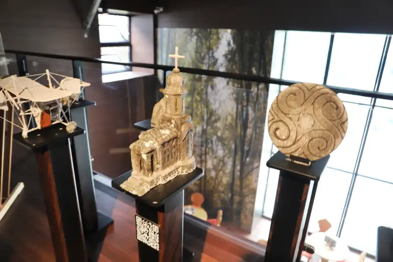 世界でも有数の産出国となっている岩塩を使った彫刻の展示