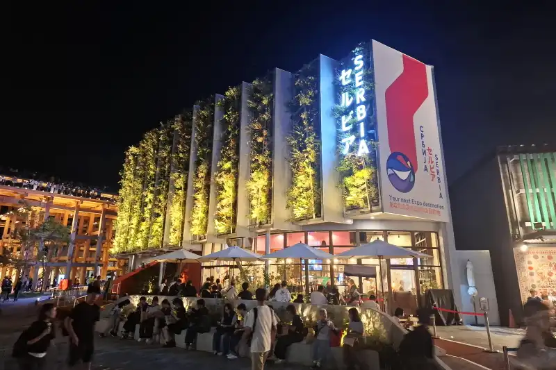 色鮮やかにライトアップされる夜のセルビアパビリオン