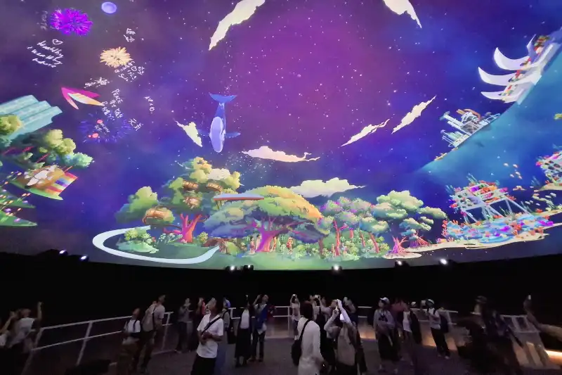 次に出てくる巨大な球体シアターでは都市と自然の共生を映像化