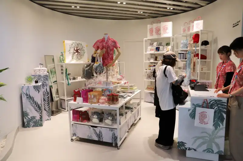 オリジナルグッズなどを販売する、おみやげショップ
