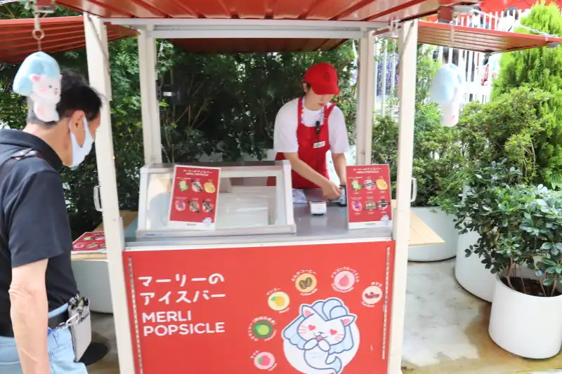 ライチ、マンゴー、アラマンシーなどがある屋外のアイスバー