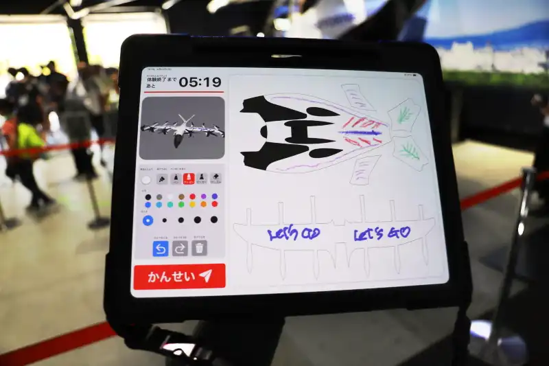 次に手渡されるタブレットを使って、空飛ぶクルマを自分好みにペイント