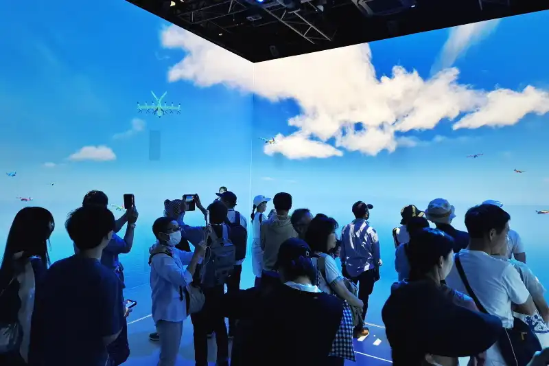 20人ほどになって、大画面に囲まれた没入型映像シアターに入室