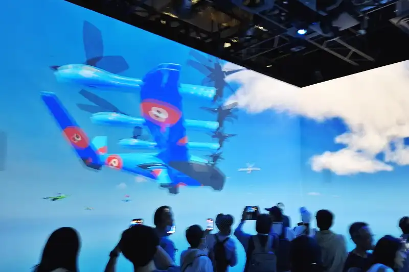 先ほどペイントした自分の飛行機がスクリーンの中を飛び回る演出