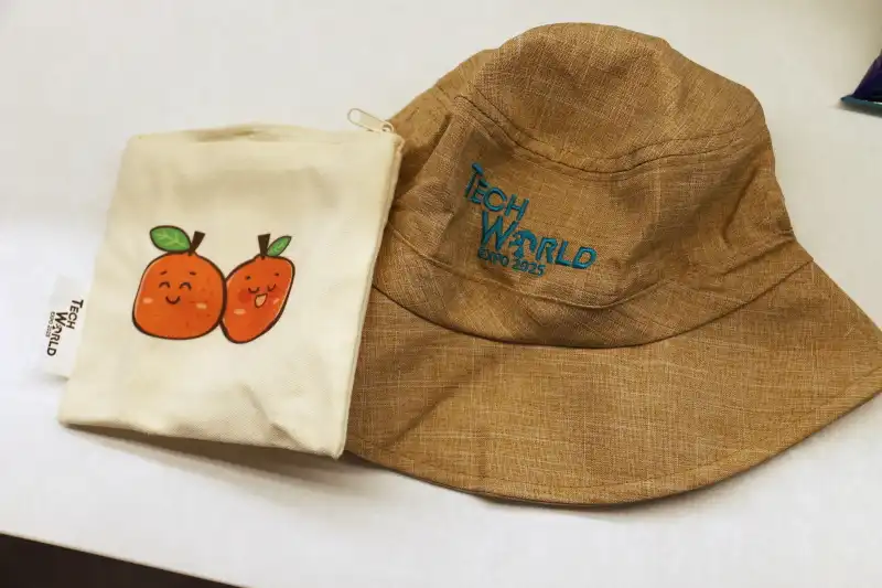 館内出口でプレゼントされるお土産品。（訪れた日は帽子でした）