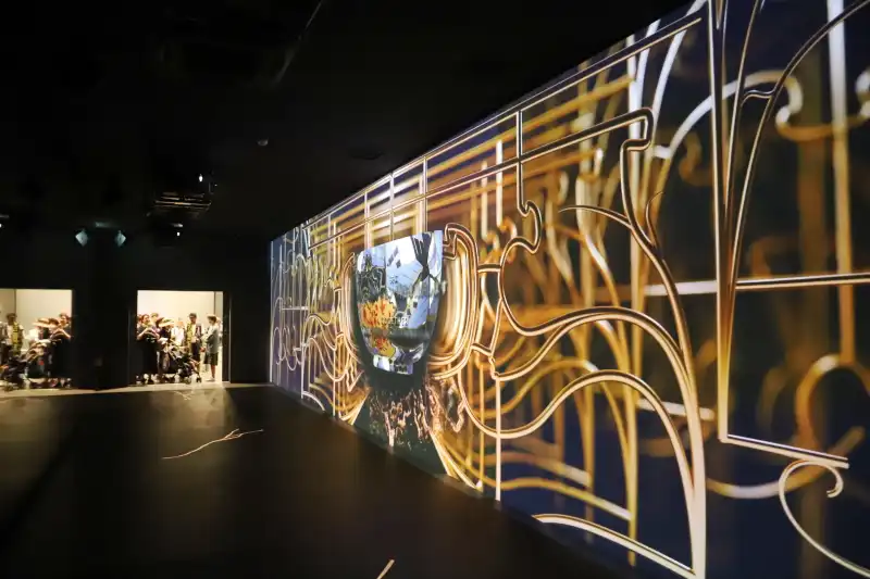 ベルギーの歴史文化や街並みを映し出す大型スクリーン