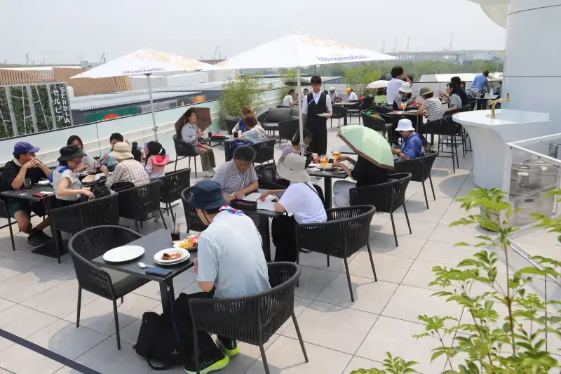 開放感のある屋上で食事ができるレストランのテラス席