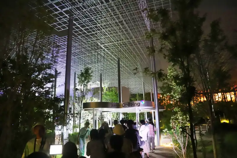 予約なしで見学することができる、夜の自由観覧
