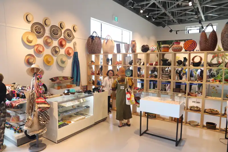 伝統工芸品やアクセサリーを販売する、おみやげショップ