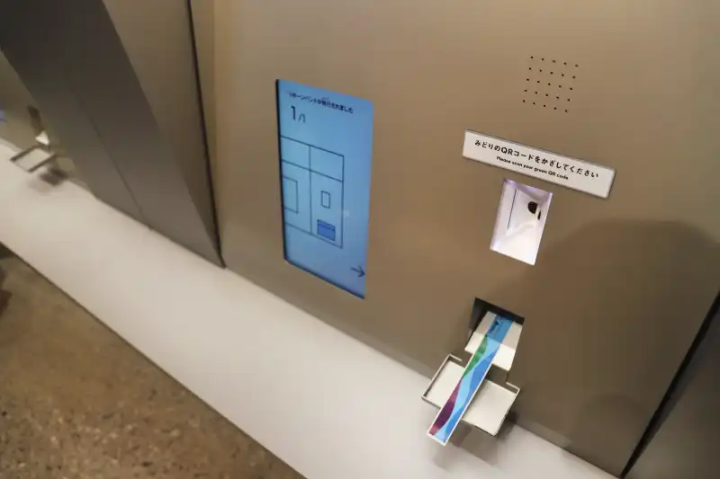 アプリのQRコードを機械に読ませて、自分のリストバンドを発行