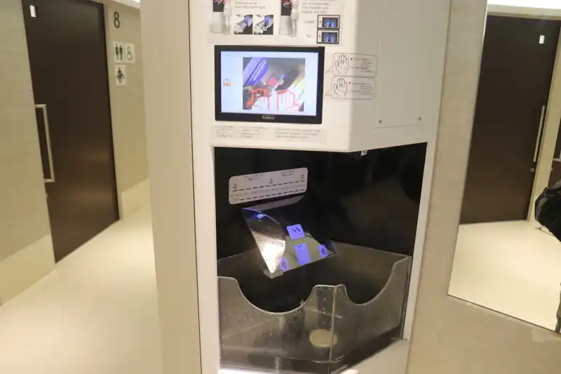 このトイレの注目は手洗いで、カメラが手のひらの汚れをチェック
