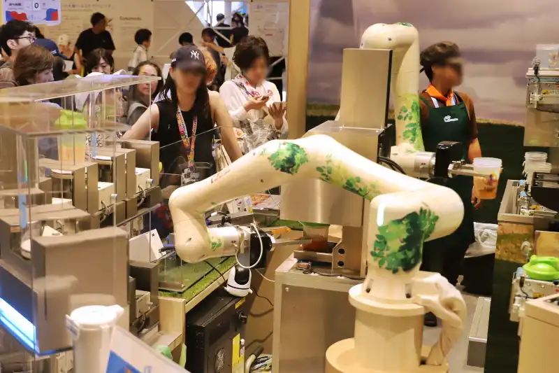 NEO MIX STANDはロボットがジュースを作り、いつも行列ができている人気店